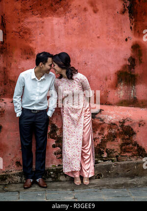 Romantik für ein Paar an der Japanischen Brücke in der Altstadt von Hoi an Stockfoto