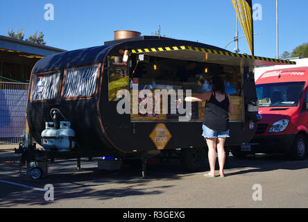 Frankston, VIC/Australien - 13.Oktober 2018: Frau zeigt sich unter Menü in Essen Lkw Stockfoto