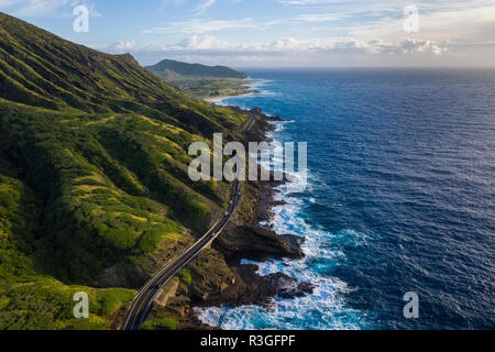 Eine Luftaufnahme des Highway 72 entlang der Ostseite von Oahu. Stockfoto