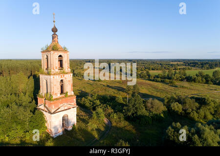 Der Glockenturm der Kirche von St. Nicholas das Wonderworker im Dorf Argunovo. Region Moskau in Russland. Stockfoto