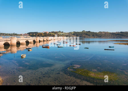 Boote in San Vicente de la Barquera, Dorf an der Küste in Kantabrien, Spanien. Stockfoto