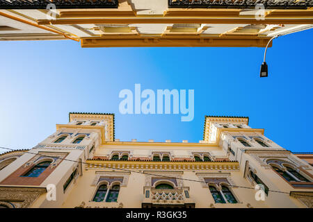 Bild aus einem niedrigen Winkel Blick auf alte Gebäude in Sevilla, Spanien Stockfoto