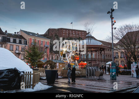 Belfort, Frankreich, 26. Dezember 2017: Straße Atmosphäre auf dem Rathausplatz für Weihnachten, wo Menschen zu Fuß an einem Wintertag sind dekoriert Stockfoto