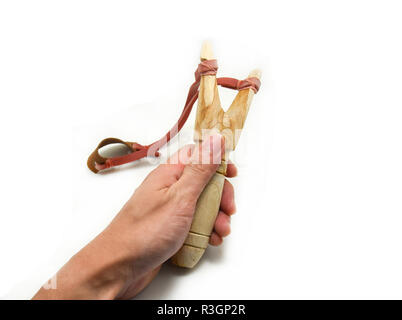 Holz Katapult (Slingshot) in der Hand auf weißem Hintergrund Stockfoto