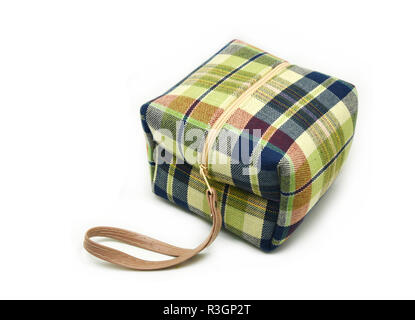 Thailand stil Lendenschurz Stoff Handtasche tragen isoliert/Stoffbeutel karierte Muster auf weißem Hintergrund - bunte Lendenschurz Stockfoto