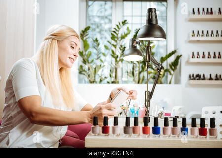 Wohlhabende Unternehmer machen Foto von Nagellack in ihrer Limousine Stockfoto