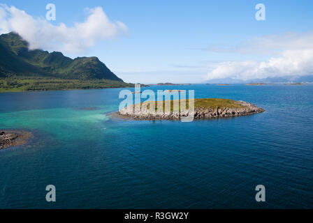 Welt entdecken. Runde Welt Kreuzfahrt. Insel steinig umgeben von idyllischen Meer Wasser in Norwegen. Meereslandschaft mit Insel norwegischen Fjorde. Insel steinigen Klippen co Stockfoto