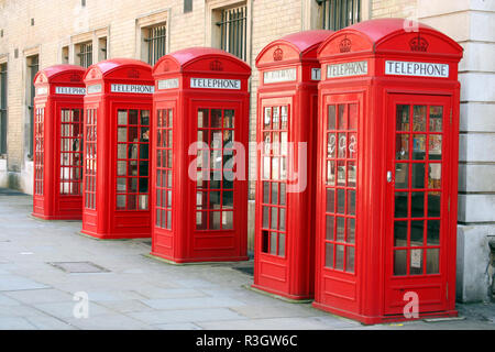 5 Telefonzellen Stockfoto