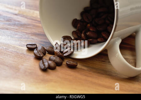 Verschütteter Kaffee Bohnen Stockfoto