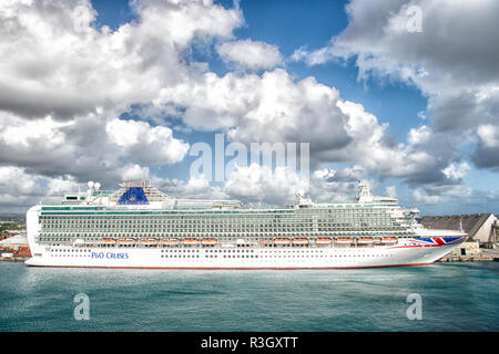 Bridgetown, Barbados - Dezember 12, 2015: P O Cruises. Azura Kreuzfahrt Schiff angedockt in Sea Port an bewölkten Himmel. Transport. Reisen mit Meerblick. Recreati Stockfoto