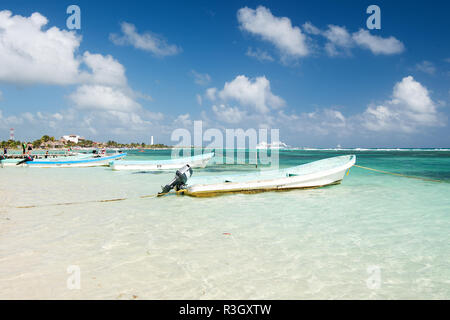 Costa Maya, Mexiko - Februar 01, 2016: Boote auf Sommer Meer Strand. Motorboote in transparenten Meer Wasser am Sommer, Strand. Tropical Resort auf Sommer Sonne Stockfoto