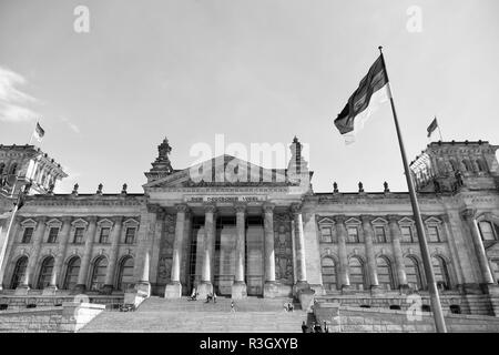 Deutsche Fahnen im Wind am berühmten im Berliner Reichstag, Sitz des Deutschen Bundestages Deutscher Bundestag, an einem sonnigen Tag mit Blue s Stockfoto