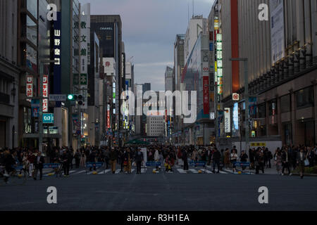 Die Hauptstraße in Ginza Gegend von Toyko, Japan, Chuo-dori. An Wochenenden und Feiertagen, die Strasse ist für Autoverkehr gesperrt, so dass die Menschen zu e Stockfoto