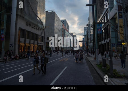 Die Hauptstraße in Ginza Gegend von Toyko, Japan, Chuo-dori. An Wochenenden und Feiertagen, die Strasse ist für Autoverkehr gesperrt, so dass die Menschen zu e Stockfoto