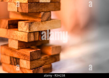 Skill Bildung das Material Holz bis zu der Höhe anordnen und nicht fallen. Stockfoto