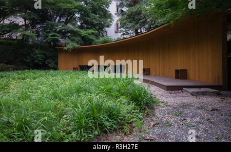 Ein kleines, verstecktes Juwel eines städtischen Garten, in der Gegend Akasaka von Tokio, Japan. Es ist der Hain des Lebens genannt und besteht aus Gärten mit kleinen hölzernen Stockfoto