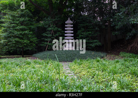 Ein kleines, verstecktes Juwel eines städtischen Garten, in der Gegend Akasaka von Tokio, Japan. Es ist der Hain des Lebens genannt und besteht aus Gärten mit kleinen hölzernen Stockfoto