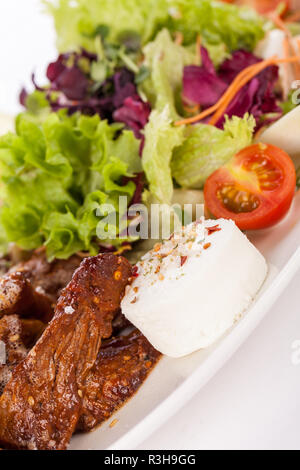 Frischer Salat mit Ziegenkäse Frischkäse und gebratene Streifen von Rindfleisch Stockfoto