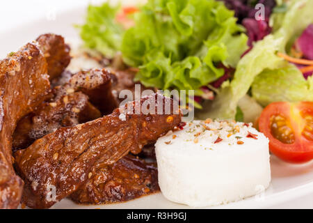 Frischer Salat mit Ziegenkäse und gebratenem Rindfleisch Streifen Stockfoto