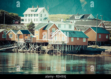 Typisch norwegische Fischerdorf mit traditionellen roten horn Hütten, reine, Lofoten, Norwegen Stockfoto