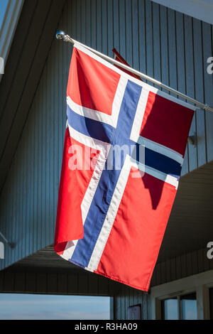 Norwegische Flagge mit roten Rorbu und Angelboote/Fischerboote, Reine