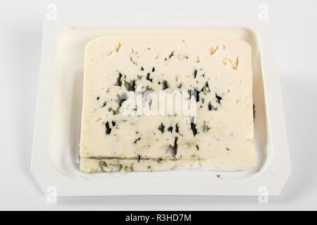 Blauschimmelkäse in Einwegflaschen aus Plastik. Mit Freistellungspfad isoliert. Stockfoto