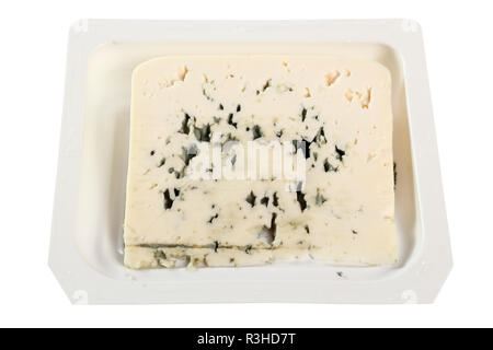 Blauschimmelkäse in Einwegflaschen aus Plastik. Mit Freistellungspfad isoliert. Stockfoto