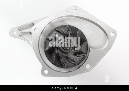 Detail der Einrichtung der Wasserpumpe des Motors eines Benzin Auto  isoliert auf Weiss Stockfotografie - Alamy