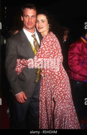 WESTWOOD, CA - 4. Februar: Modell Paul Qualley und Schauspielerin/model Andie MacDowell besuchen Columbia Pictures'' Und täglich grüßt das Murmeltier" Premiere, am 4. Februar 1993 Bei Mann Dorf Theater in Westwood, Kalifornien. Foto von Barry King/Alamy Stock Foto Stockfoto