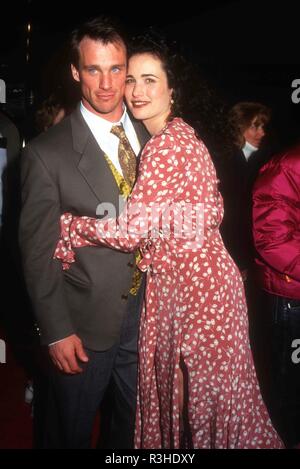 WESTWOOD, CA - 4. Februar: Modell Paul Qualley und Schauspielerin/model Andie MacDowell besuchen Columbia Pictures'' Und täglich grüßt das Murmeltier" Premiere, am 4. Februar 1993 Bei Mann Dorf Theater in Westwood, Kalifornien. Foto von Barry King/Alamy Stock Foto Stockfoto