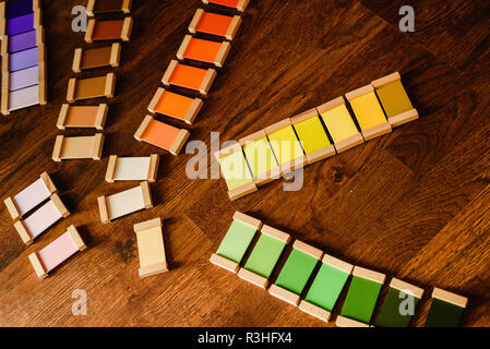 Montessori Farbe Tabletten auf Holzboden Hintergrund Stockfoto