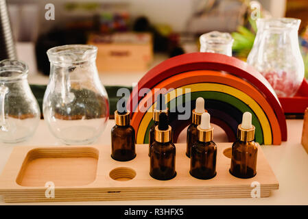 Kinder spielen mit Holz- Rainbow waldorf Montessori Stockfoto