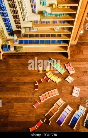 Montessori Farbe Tabletten auf Holzboden Hintergrund Stockfoto