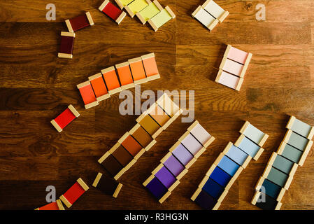 Montessori Farbe Tabletten auf Holzboden Hintergrund Stockfoto