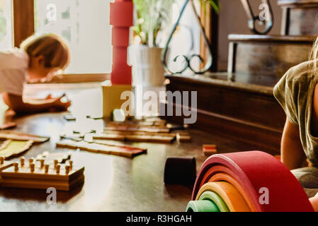 Kinder spielen mit Holz- Rainbow waldorf Montessori Stockfoto