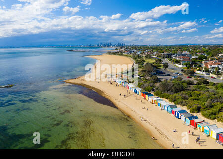 Luftaufnahme von Brighton Baden Boxen und Melbourne CBD Stockfoto