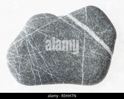 Makrofotografie von natürlichen Mineral aus geologische Sammlung - Kiesel aus Grauwacke Stein auf weißem Hintergrund Stockfoto