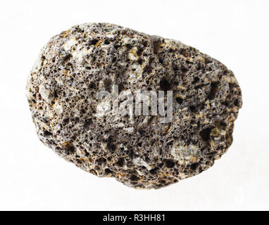 Makrofotografie von natürlichen Mineral aus geologische Sammlung - Kiesel aus Bimsstein auf weißem Hintergrund Stockfoto