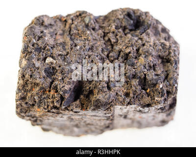 Makrofotografie von natürlichen Mineral aus geologische Sammlung - Rohstoff Torf Torf Stein auf weißem Hintergrund Stockfoto