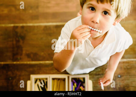 Händen eines Kindes Manipulation von pädagogischen Materialien zu lernen in einer Montessori Schule zu zählen. Stockfoto