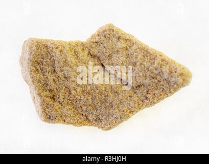 Makrofotografie von natürlichen Mineral aus geologische Sammlung rough-gelben Sandsteinfelsen auf weißem Hintergrund Stockfoto