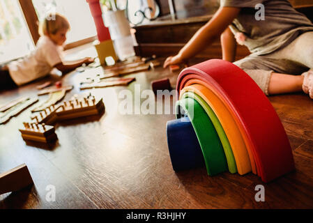 Kinder spielen mit Holz- Rainbow waldorf Montessori Stockfoto