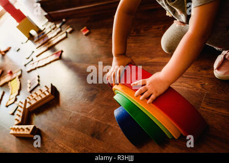 Kinder spielen mit Holz- Rainbow waldorf Montessori Stockfoto