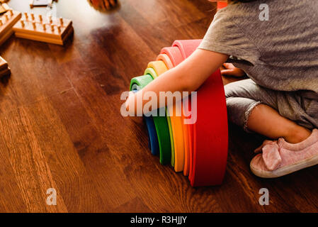 Kinder spielen mit Holz- Rainbow waldorf Montessori Stockfoto