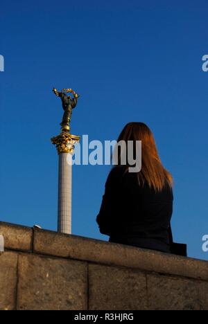 In der Ukraine. Kiew. Frau suchen Unabhängigkeit Spalte mit Statue des Erzengels Michael. Der Platz der Unabhängigkeit oder Maidan Nezalezhnosti. Stockfoto