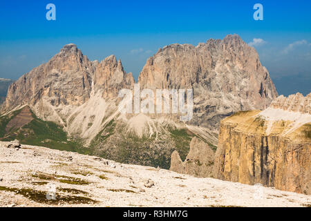 Sass Pordoi Südseite (2952 m) in Gruppo del Sella, Dolomiten Berge in den Alpen Stockfoto