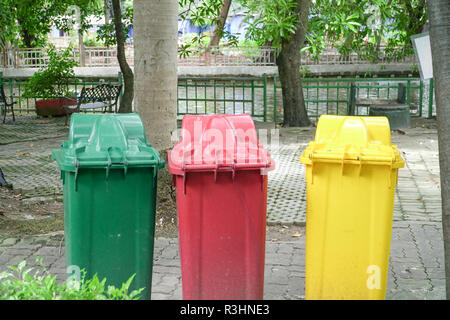 Verschiedene farbige Drei Mülltonnen in der Öffentlichkeit, Umweltschutz Stockfoto