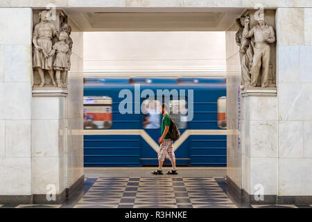 Einsamer Mann auf der Plattform, Narvskaya U-Bahnhof in Sankt Petersburg, Russland. Skulpturen um. Stockfoto