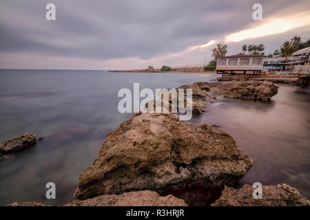 Lange Belichtung in Antalya, mit braunen Felsen am Meer und Wetter. Longexposure Zeit 4 Minuten Stockfoto