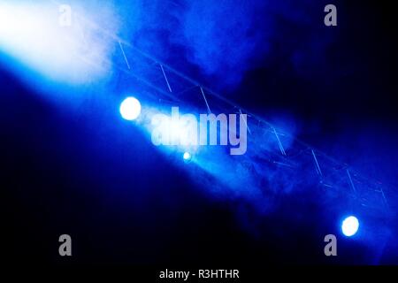 Bühne Licht mit blauen Nebel Stockfoto